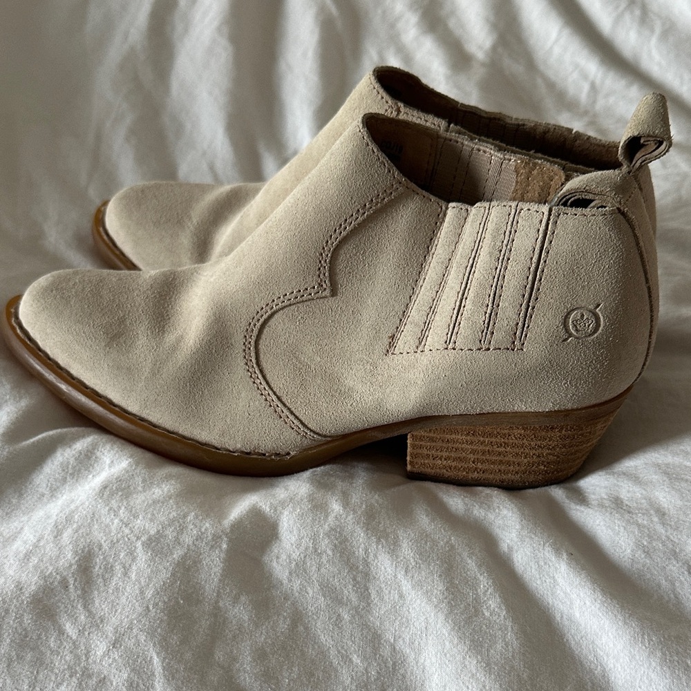 Born Sz 8 Light Tan Suede Footwear